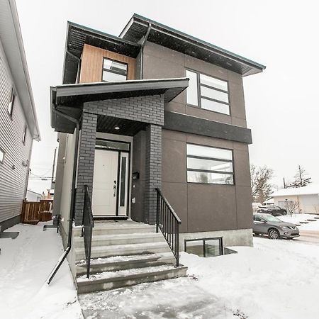 Bright Modern Home - King Bed - Free Parking - Fireplace - Fast Wi-Fi - Free Netflix Edmonton Exteriér fotografie