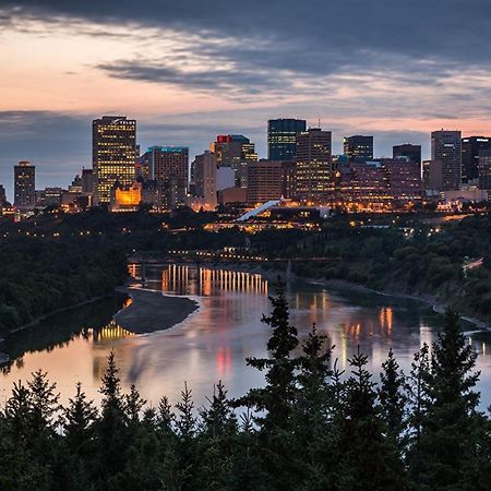Bright Modern Home - King Bed - Free Parking - Fireplace - Fast Wi-Fi - Free Netflix Edmonton Exteriér fotografie