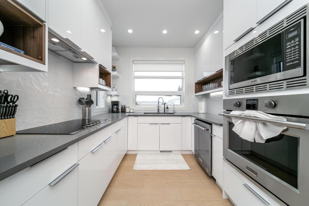 Bright Modern Home - King Bed - Free Parking - Fireplace - Fast Wi-Fi - Free Netflix Edmonton Exteriér fotografie