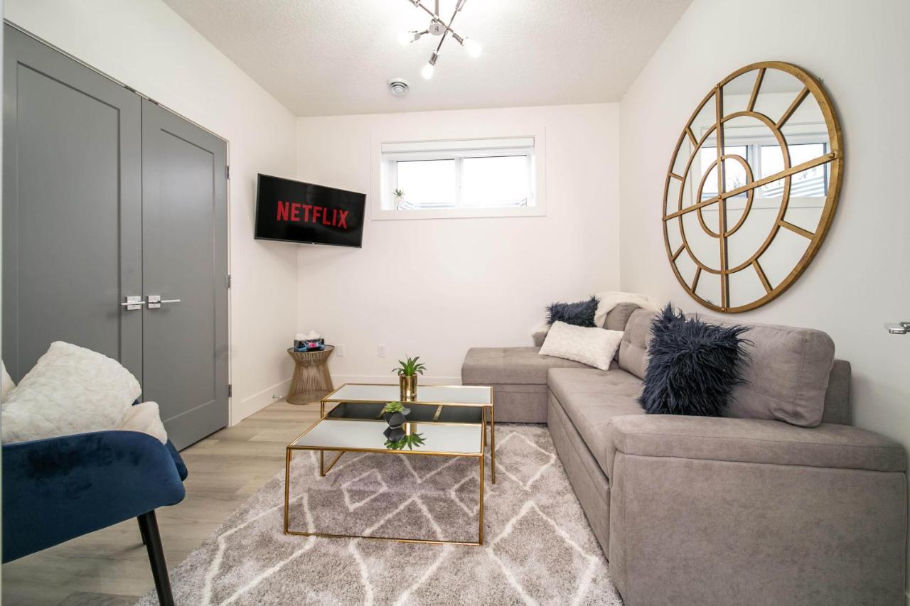 Bright Modern Home - King Bed - Free Parking - Fireplace - Fast Wi-Fi - Free Netflix Edmonton Exteriér fotografie