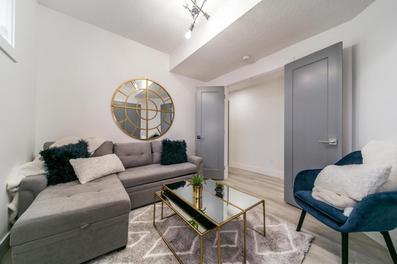 Bright Modern Home - King Bed - Free Parking - Fireplace - Fast Wi-Fi - Free Netflix Edmonton Exteriér fotografie