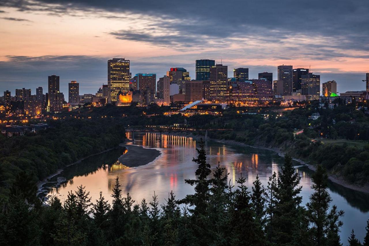 Bright Modern Home - King Bed - Free Parking - Fireplace - Fast Wi-Fi - Free Netflix Edmonton Exteriér fotografie