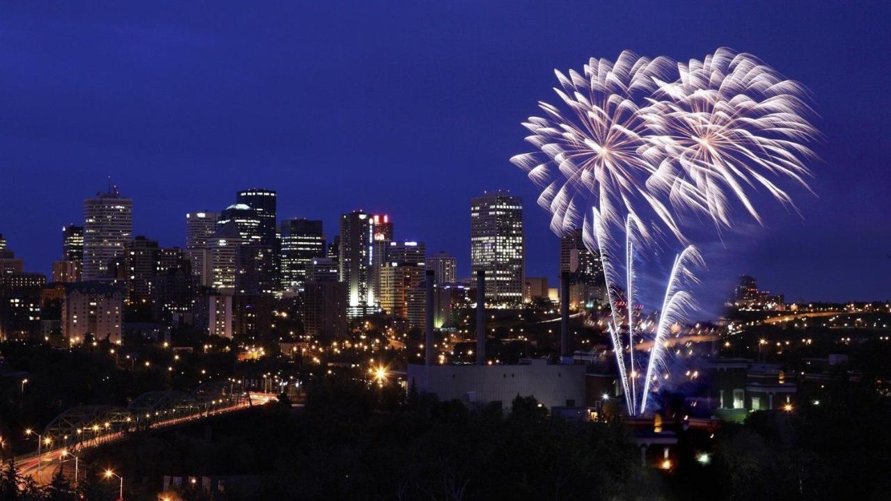 Bright Modern Home - King Bed - Free Parking - Fireplace - Fast Wi-Fi - Free Netflix Edmonton Exteriér fotografie