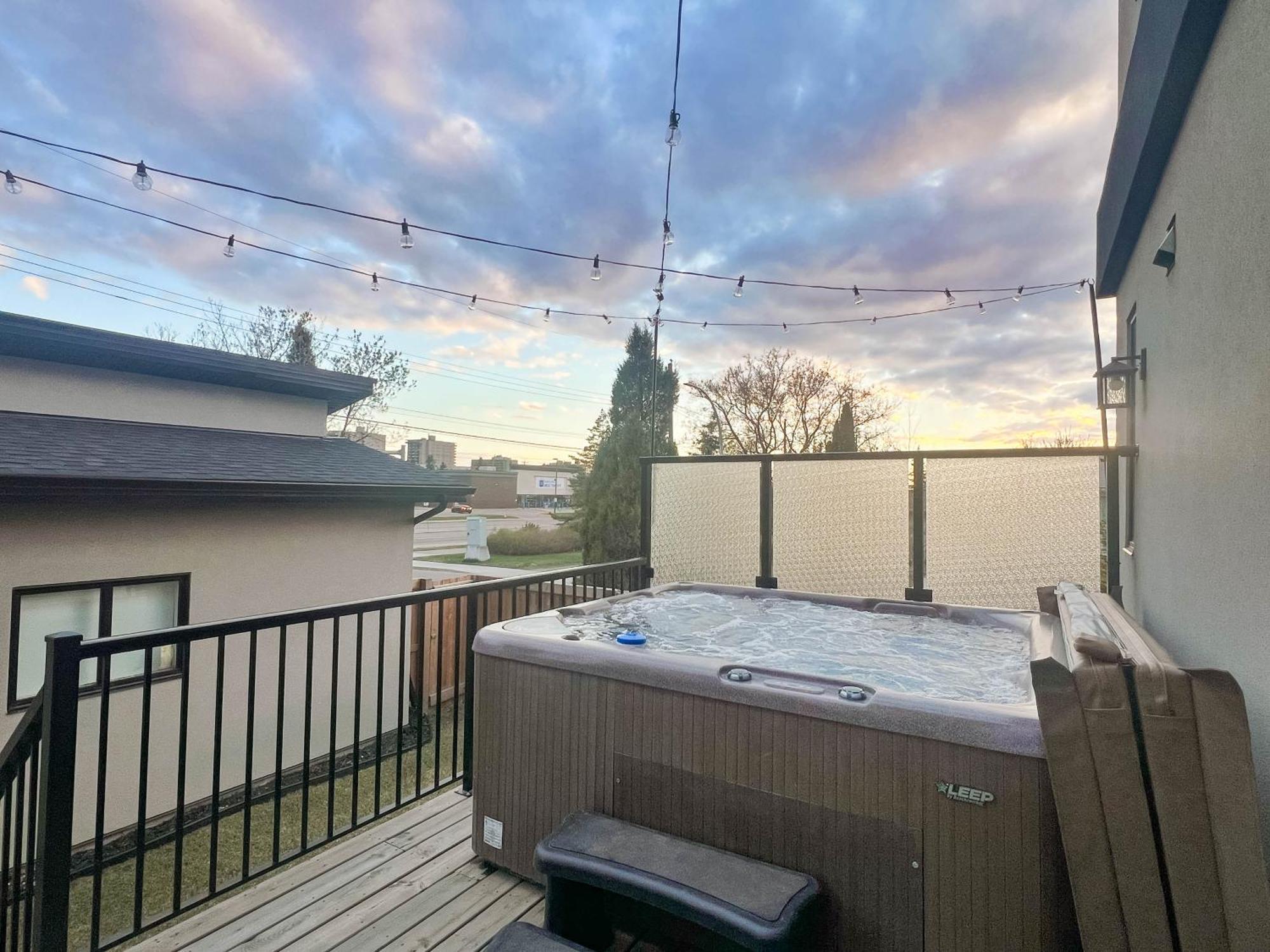 Bright Modern Home - King Bed - Free Parking - Fireplace - Fast Wi-Fi - Free Netflix Edmonton Exteriér fotografie