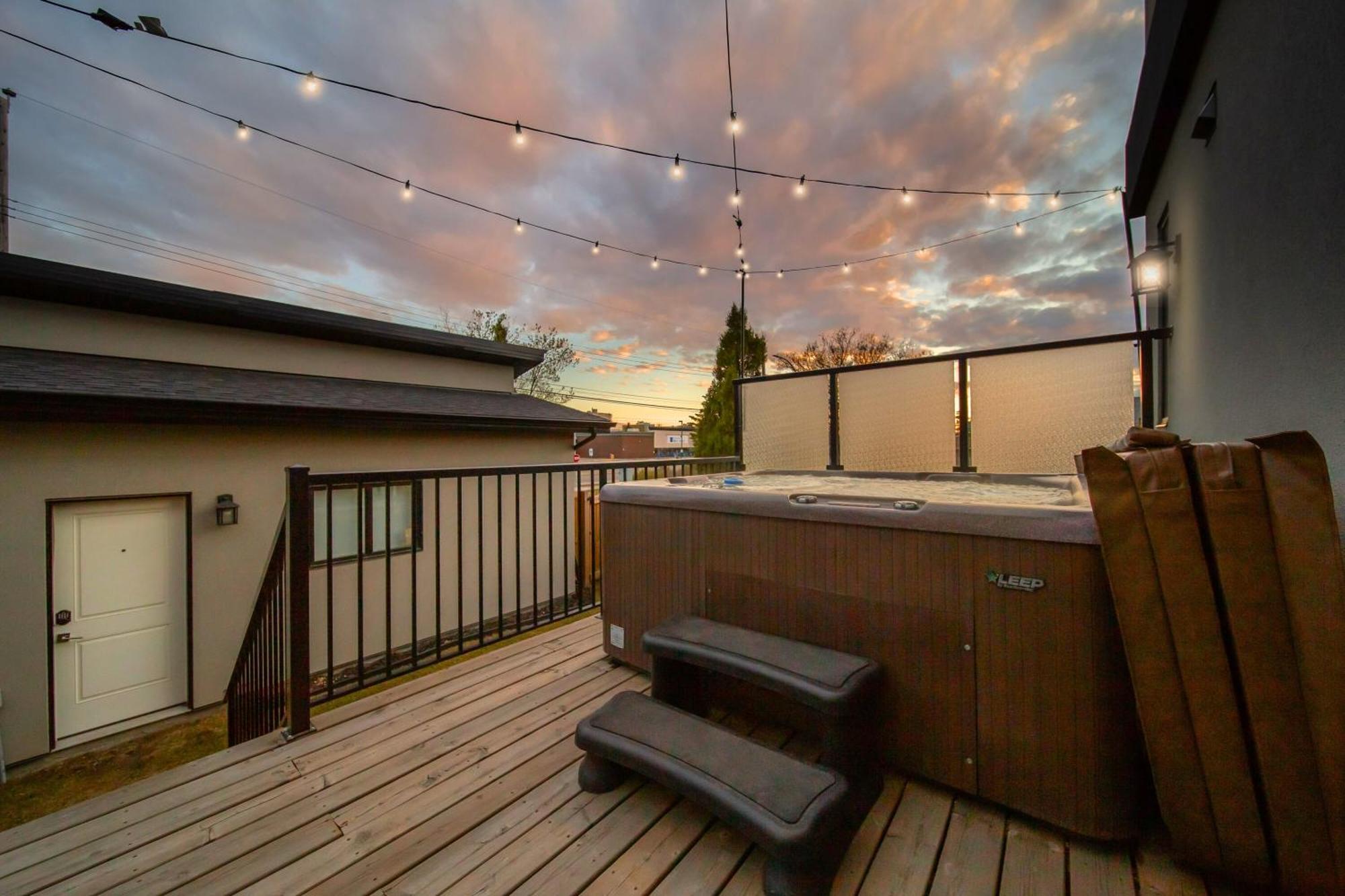 Bright Modern Home - King Bed - Free Parking - Fireplace - Fast Wi-Fi - Free Netflix Edmonton Exteriér fotografie